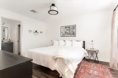1-bedroom condo just a mile from Broadway