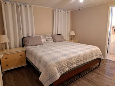 Sebring's lil sister town! Huge fenced yard. Pets welcome. Swimming lake nearby.