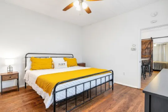 Cheerful 2 Bedroom House on the Hill in St. Louis Отели рядом с достопримечательностью «Парк Хайленд»