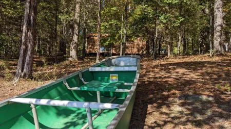 Lakefront Cabin in the Forest Отели в г. Хардимэн