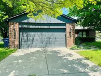 Fishers Getaway • Hot Tub • Walk to Dining • Pets Welcome