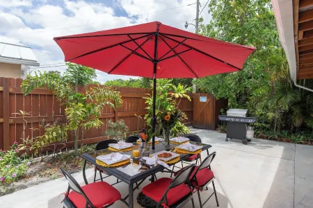 Tropical Vibes! Spacious 3BD/2BA, BBQ, Parking & more -10 min to Best Locations Отели рядом с достопримечательностью «Маунтс Ботаникал Гарден»