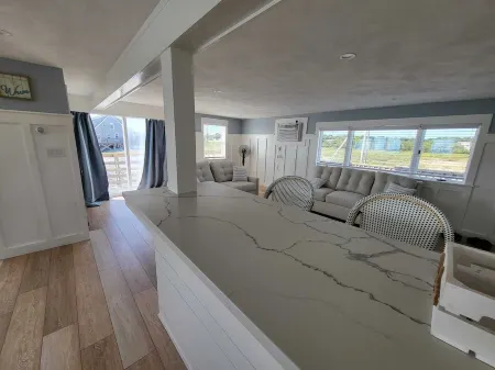 Cozy private beach stilt house-steps to the beach. Отели в г. Сайчуат