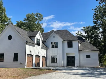 Lake Hartwell water front with private dock, sleeps 15