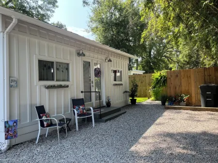 Convenient Cozy Fairhope Guest Cottage