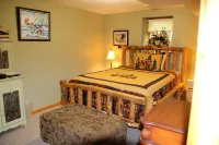 Woodland Trails Cabin on 130 acres with wildlife and miles of private trails