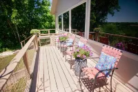 RIVER FRONT HOME NEAR KERRVILLE, HOT TUB, TUBES, FLOATS INCLUDED