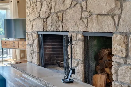 Vintage Golf Course View Condo Near Mt. Hood/Skiing - Wood Fireplace