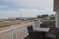 Rental in Misquamicut across the street from your beach access! Hoteles en Westerly