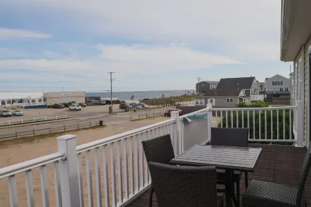 Rental in Misquamicut across the street from your beach access! Отели в г. Уэстерли