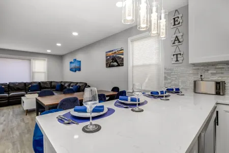 FREE Parking Modern Duplex King Beds near EWR& NYC