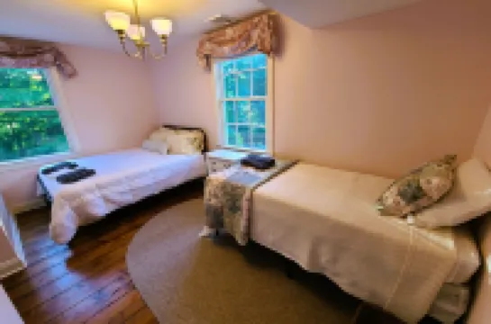 Oversized Country house, Quiet Retreat & Gathering space ~NEW !!!