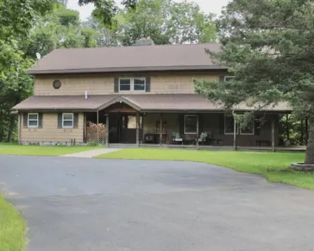 Spacious home in the Heart of 46 High Peaks on The AuSable River - 8-12 Guests Hotels in Keene