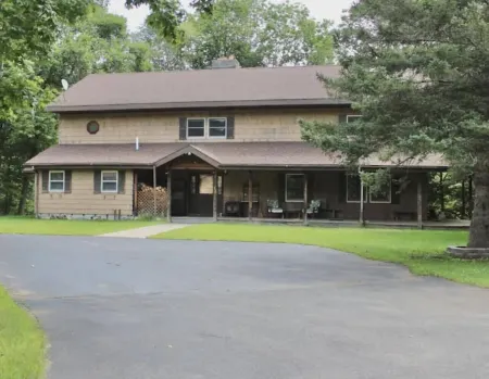 Spacious home in the Heart of 46 High Peaks on The AuSable River - 8-12 Guests