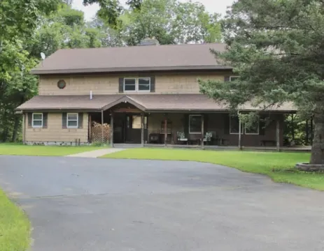 Spacious home in the Heart of 46 High Peaks on The AuSable River - 8-12 Guests