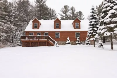 4-bedroom cabin just 10 minutes from Adirondack Park Các khách sạn gần McCauley Mountain Ski Center