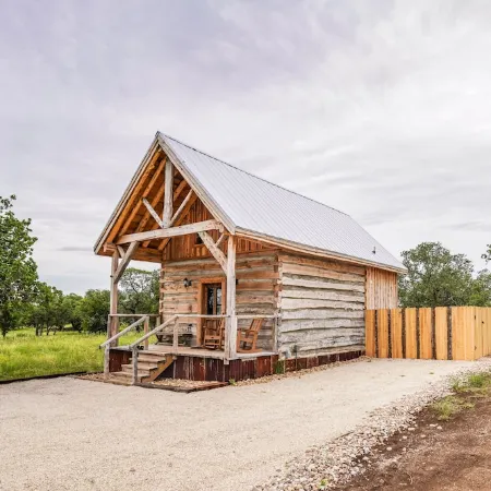 Cabin w modern upgrades next to the BEST wine, stars, peace, hot tub, relax