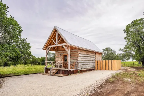 Cabin w modern upgrades next to the BEST wine, stars, peace, hot tub, relax