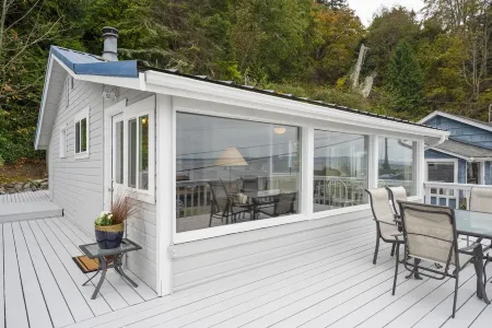 Gorgeous Puget Sound Views w/Huge Deck & Sunsets
