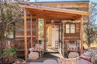 Modern Tiny Home w/ Grill, 25 Min. To Skiing, 3 Min. to Shops and Restaurants!