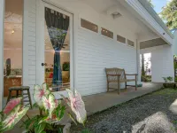 Private Garden Cottage on 5 acre country estate /Walk to the Botanic Gardens!