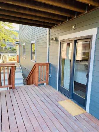 Premier Downstairs Flat in Perfect Down Town Location