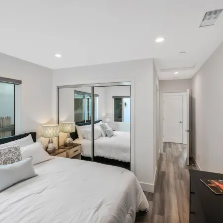 Luxury 2 Bed w/ Huge Sun Deck, A/C, fast WiFi, 10 minute walk to Beach