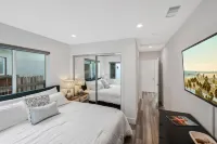 Luxury 2 Bed w/ Huge Sun Deck, A/C, fast WiFi, 10 minute walk to Beach