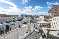 Newly Renovated Condo! Ocean View, Steps to beach, pool, private balcony,A/C