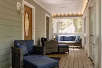 Crestview Cottage - Hot Tub - 3 Bedroom 2 Bath - 3 Minutes to Beach