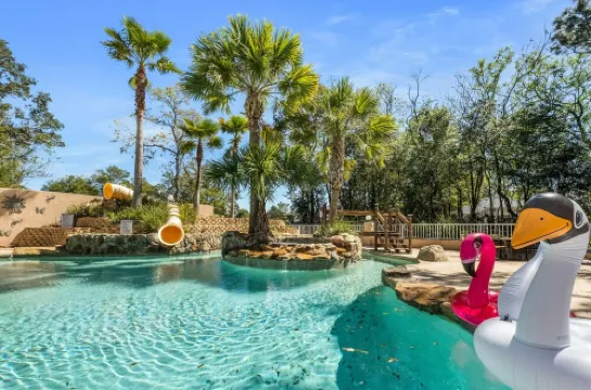 5 bedrm Paradise w/ your own POOL + LAZY RIVER