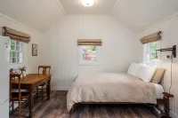 NEW cozy cottage a short walk to Northport and Lake Michigan!