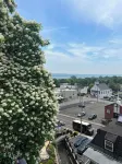 Ideal Location 1block to Main St. Restaurants , Bars,Hudson River, Bus/ Train