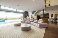 Glass Walls, Mountain Trails & Infinity Views—A Bold Retreat on Camelback