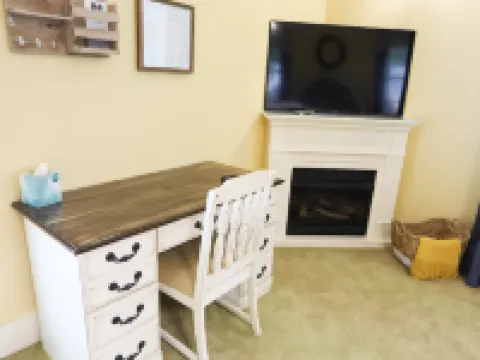 Massive Room - King Bed-Fireplace-10' Ceilings-50" Widescreen TV Hotels in Jefferson