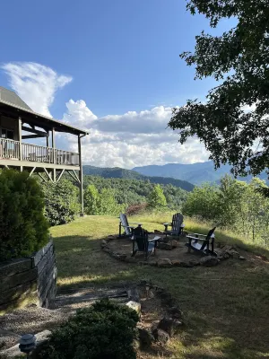 Million Dollar views from 360 wrap-around porch 피전 호텔