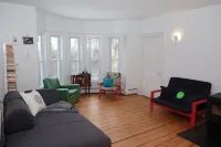 Work, Ski, Relax - Big Restored 1860s Farmhouse