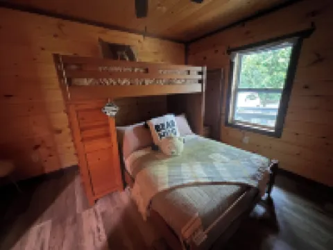 Pet friendly private Charming Bear cabin where cozy meets luxury. Mountain views