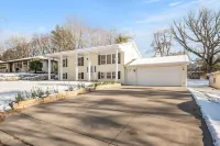 Cheerful Spacious Home near Lake Owasso Hotel dekat University of Northwestern – St. Paul