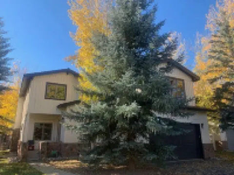 Private Hot tub/Fire Table on Large Deck overlooking Eagle River! Fly-fishing! Hotels in Edwards