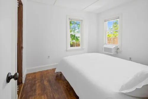 Quaint Cape Cod Cottage - 5mins to the beach, Galleries and Provincetown fun!