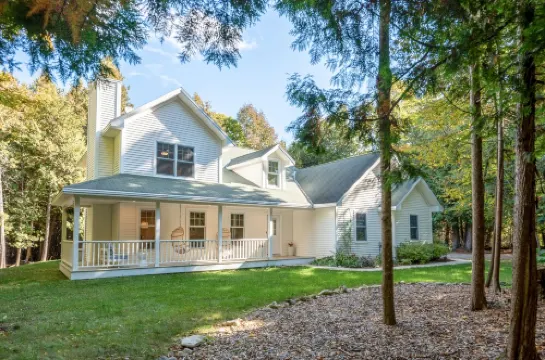 Hot Tub, Family Friendly + 2 King Beds, Game Room, Secluded -Close to SB & Beach