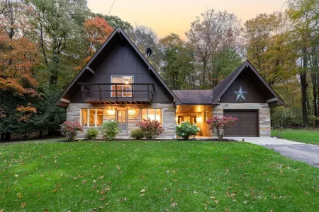 Getaway Chalet-Spacious Beautiful Retreat- Laurel Highlands-Secluded Backyard!