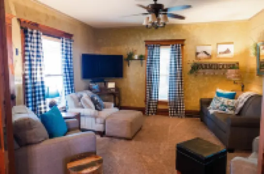 Spacious Farmhouse beautifully decorated waiting for laughs and memories 沃倫縣酒店