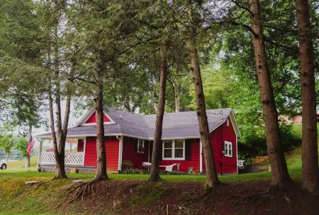 The Biketrail Bungalow-easily accessible and convenient to everything Отели в г. Таунсенд