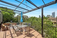 Austin Retro-themed 2-bedroom 2-bath condo near South Congress and Downtown