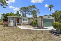 Golf & Beach Getaway Home 2 /2 with Golf Cart - Homestays