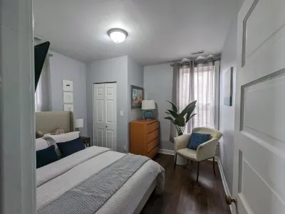 Cozy, Comfortable and Convenient apartment. Close to everything! Hotel in zona Oak Park Public Library