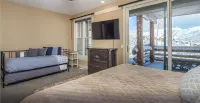 Cozy Saddle Ridge Townhome, walk/ski to Iron Horse & Pony Express Lifts!