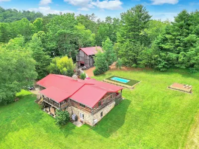 25p Mountain Retreat on 5.2 acres w Pool/Spa/Movie Theatre/Gameroom 5m from DT